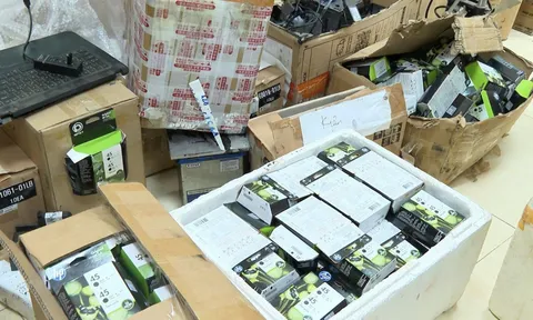 Khởi tố vụ vận chuyển hơn 1.200 iPhone qua biên giới