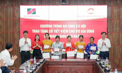 Agribank cùng Đoàn đại biểu Quốc hội thành phố Hà Nội trao 1 tỷ đồng hỗ trợ xây dựng Nhà Đại đoàn kết 
