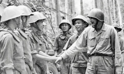 Đường Hồ Chí Minh với hai cột mốc số 0