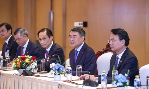 Tình đoàn kết đặc biệt Việt Nam - Lào "không gì có thể lay chuyển"